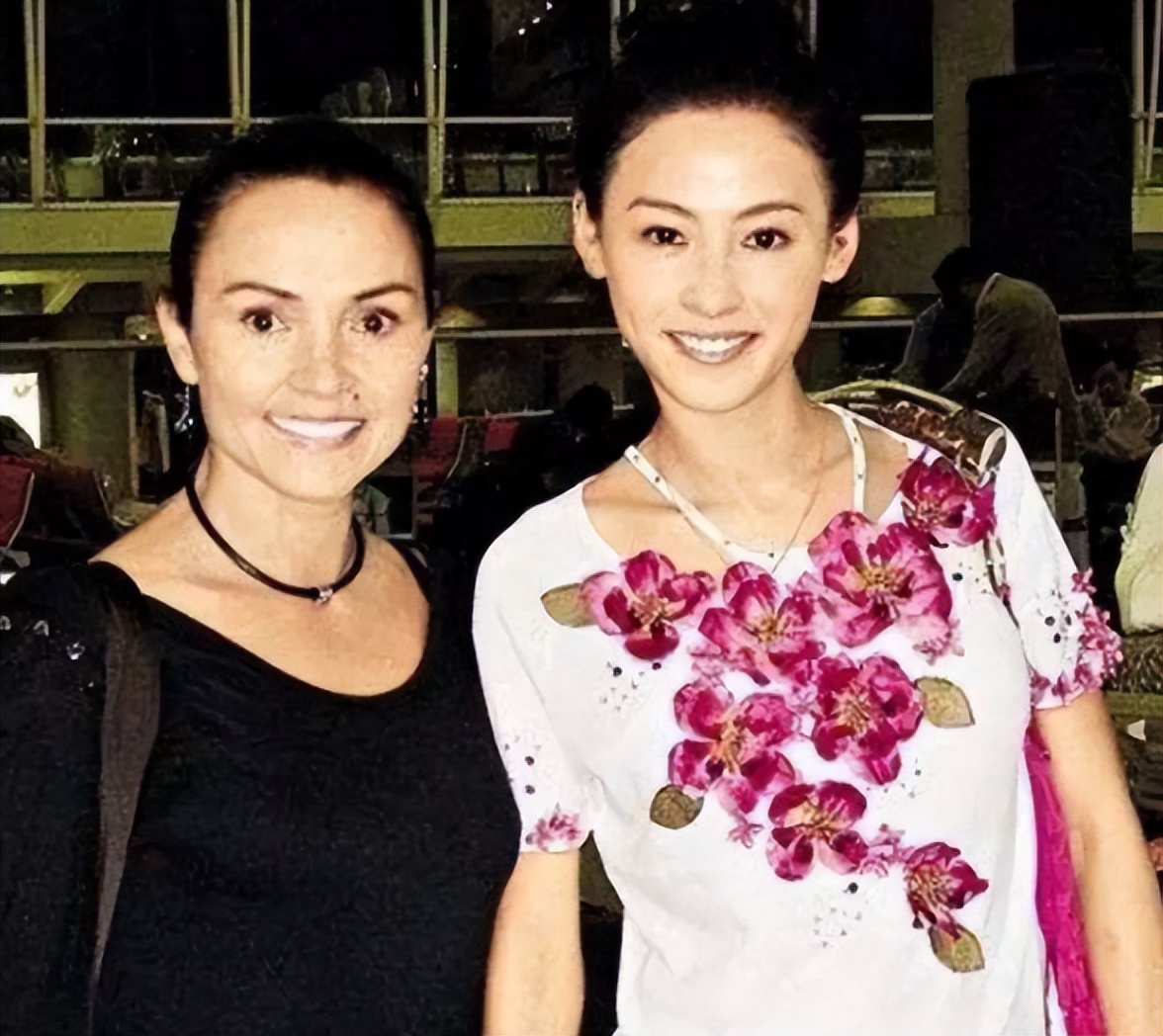 55岁出演全裸*片禁**！张柏芝哭劝亲妈从良，谢霆锋一家有苦说不出