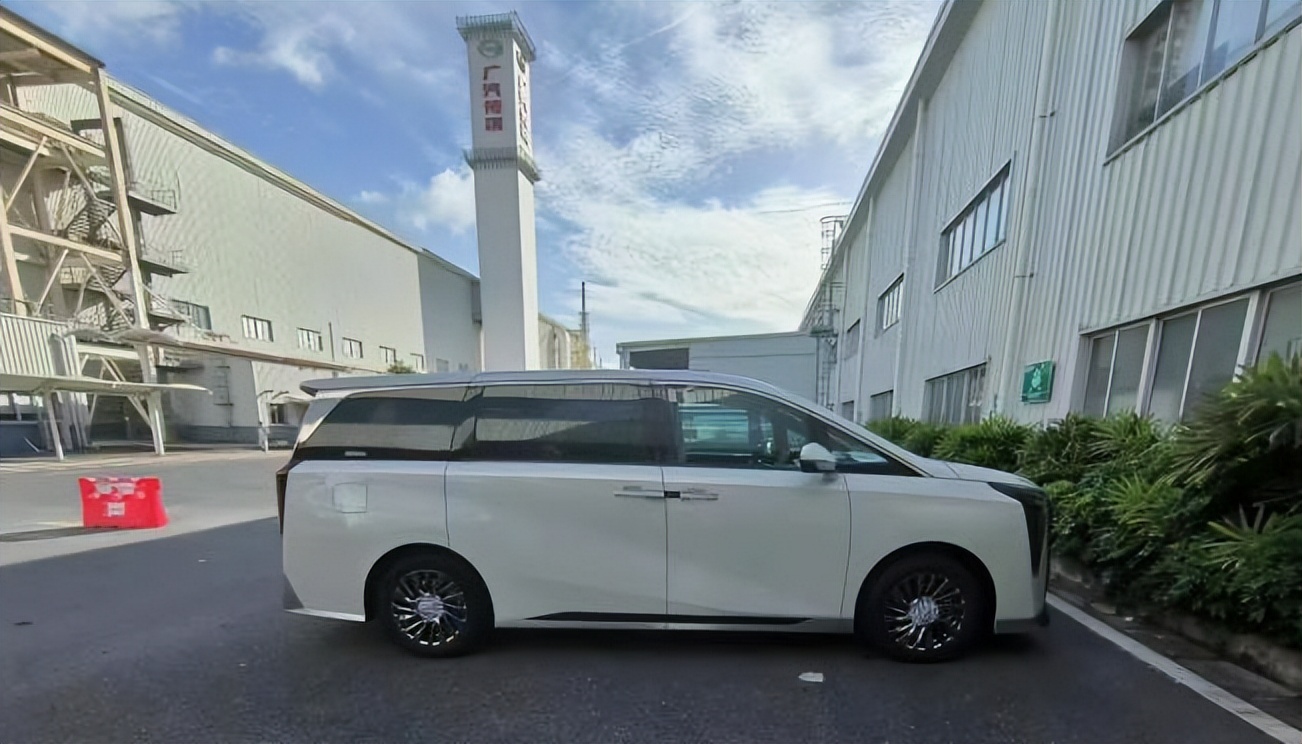 2023款埃尔法最新价格混动,试驾埃尔法2023款混动版