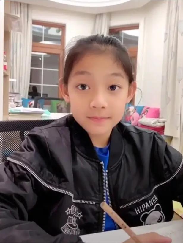 ABCD妈:哈佛毕业甘当家庭主妇,住上亿豪宅,教导出四个顶级牛娃