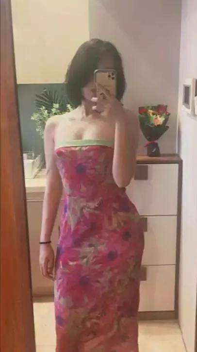 无官不色？董事长牵手美女亲密漫步惹怒了谁？酸葡萄心理在作怪！