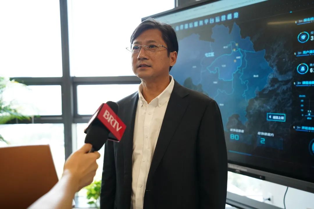 北京电视台等一行参访鸿合科技：探索“一块屏”背后的财富密码