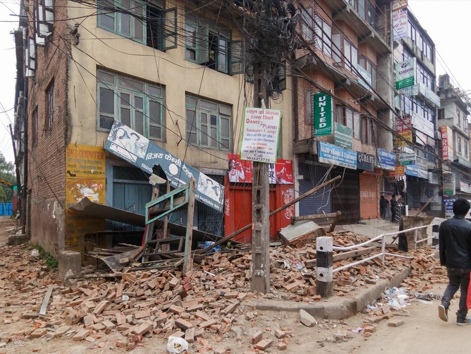 尼泊尔8级地震真实影像，泳池顷刻变汪洋大海，场面堪比灾难片