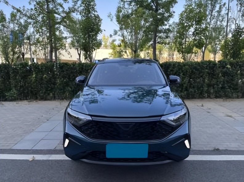 暴雨如注在路上,暴雨下的捷达