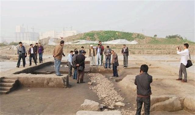 民工捡到3亿元的手镯,民工挖3亿金手镯完整版