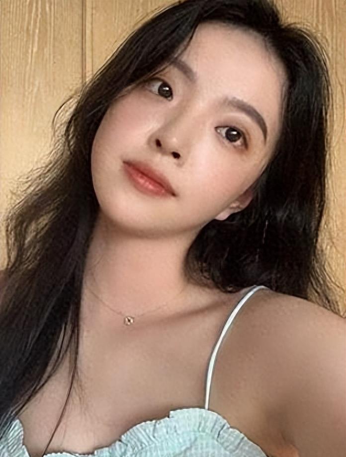 秀上围、露*裤底**，这4位“衣不蔽体”的星二代到底图什么？