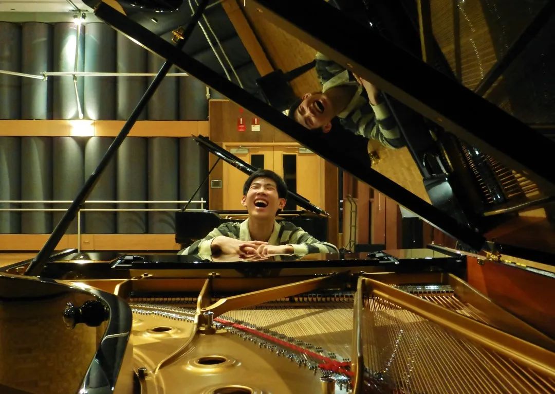 8岁学弹琴是不是太晚了,8岁开始学钢琴太晚了吧