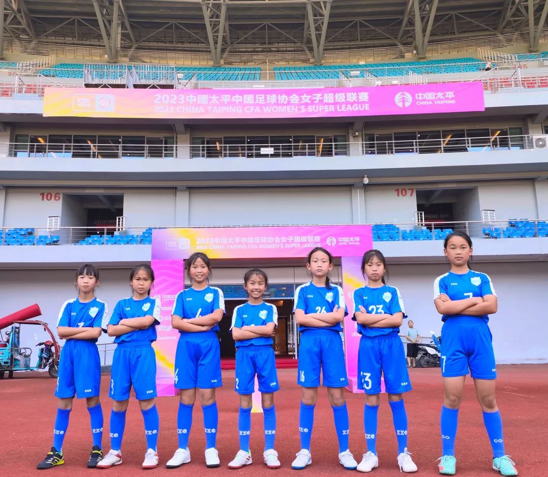 【洋渡快讯】洋渡女子小将以球童身份亮相“国内足球顶级赛事”