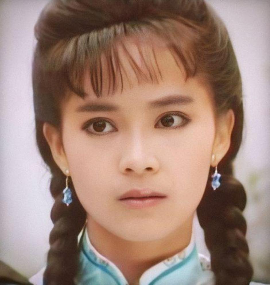 “最美婉君”与丈夫恋爱10年，生一双儿女，今58岁的她怎样了？