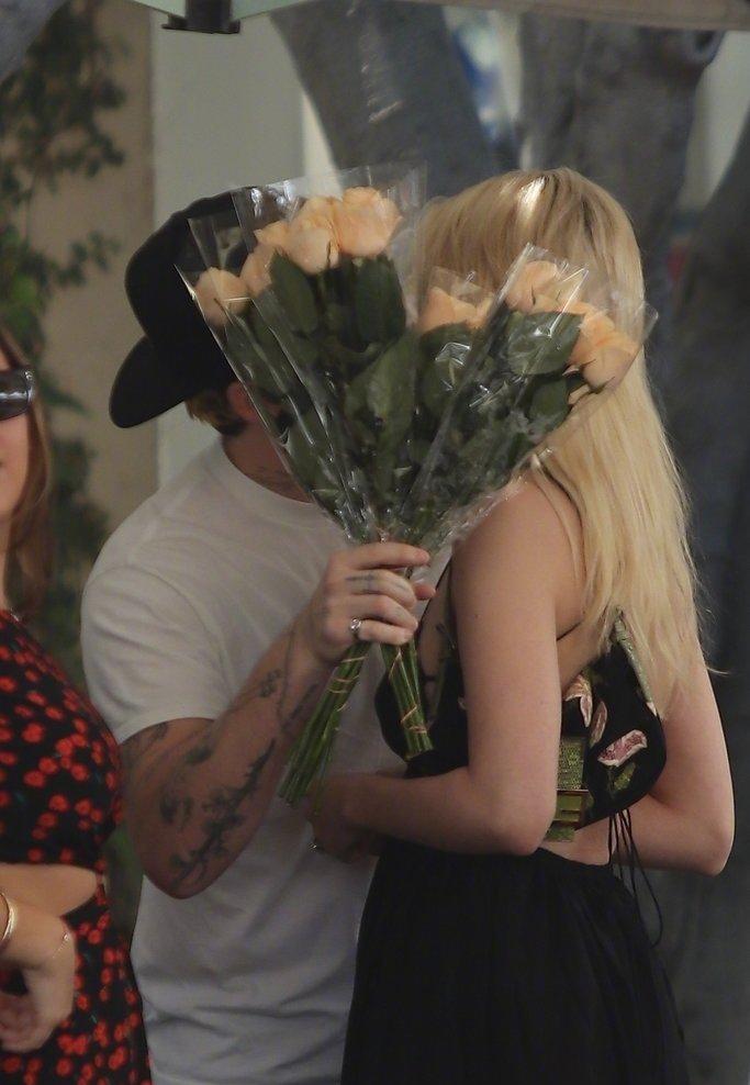 又秀恩爱,贝克汉姆儿子与女友街头秀恩爱