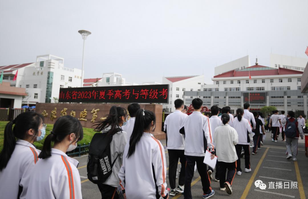 直击2023高考现场暖人瞬间,直击2023高考场外实拍视频