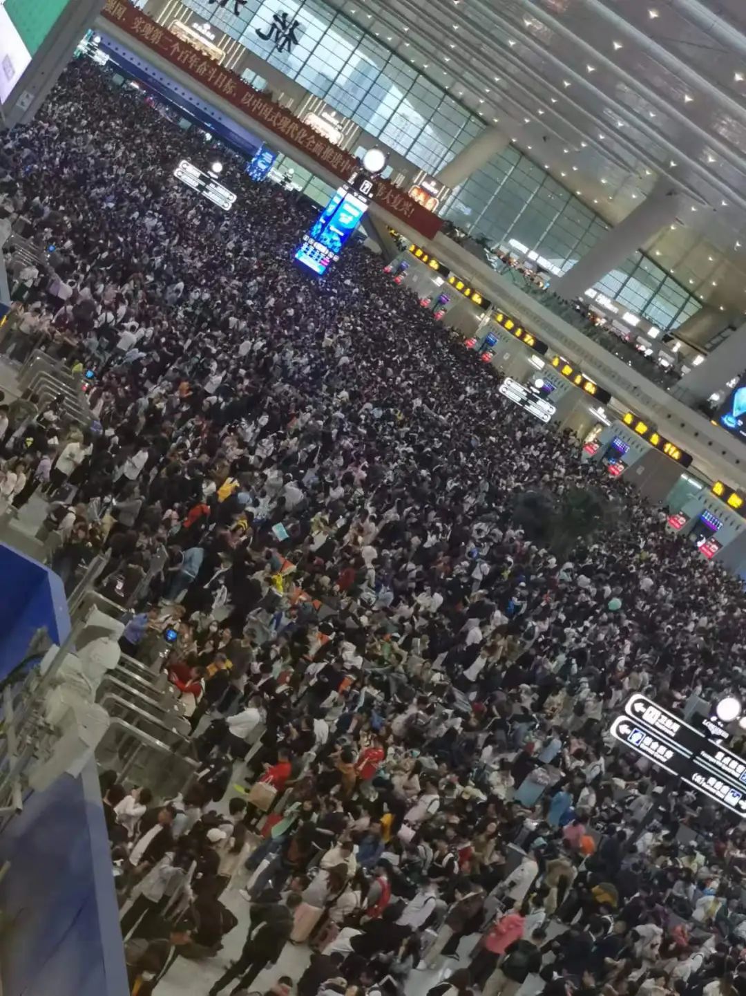 这是刚刚的杭州东站！出城大军出动，部分高速入口关闭！交警紧急提醒