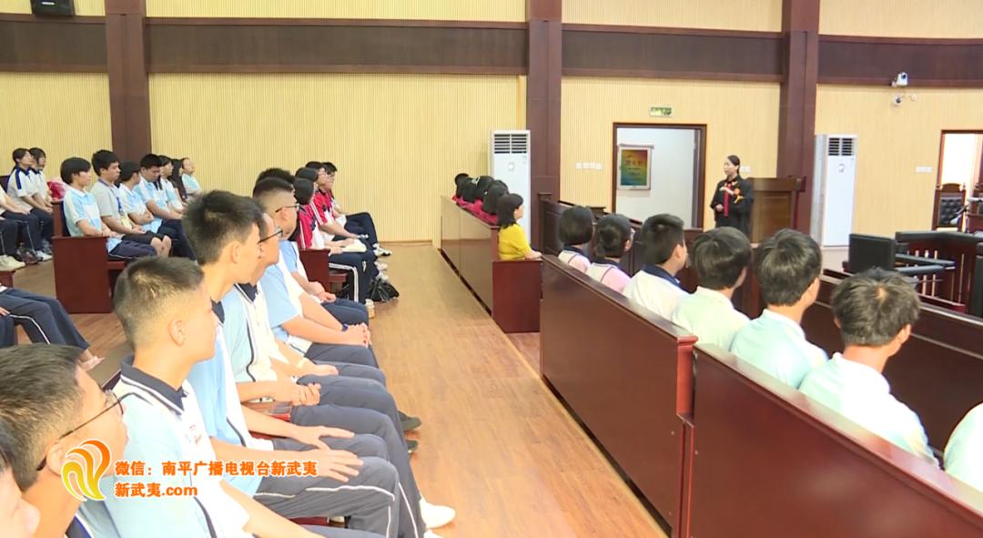 新学期新气象直击开学第一天,开学季新校园新活力