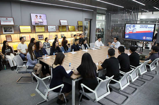 成龙明星人生经历,70岁的成龙回校参加公益活动