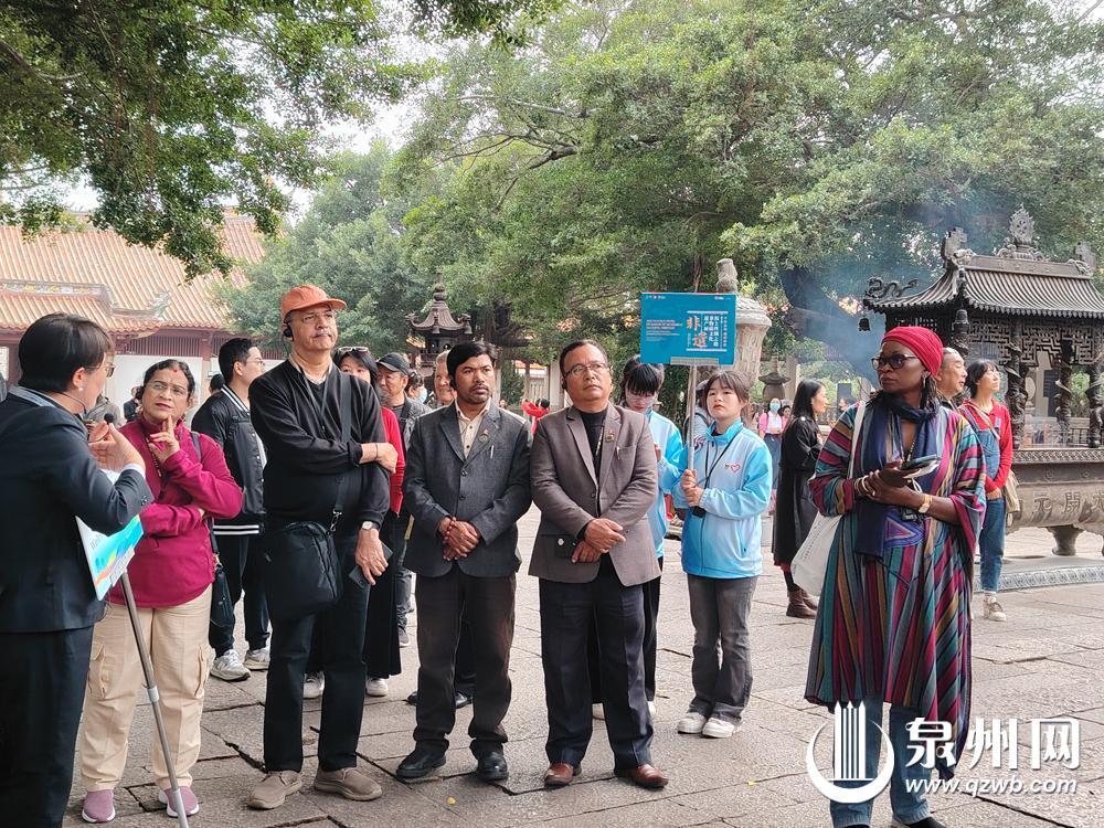 鍥藉鏃呮父鐨勬硥宸炰汉,鏉ヨ嚜14涓浗瀹剁殑娴峰鍙嬩汉浣撻獙娉夊窞