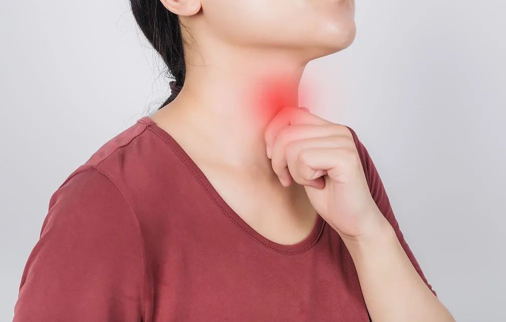 低烧不退警惕四种疾病喉咙痛,右边喉咙痛右肩膀痛警惕四种病