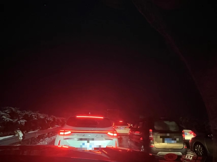 冻雨被困高速,被暴雪困在高速的返乡人