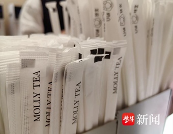 爱之者夸这发明“伟大”，恨之者称其“反人类”，扁且细的奶茶吸管你用过没？“三品管”是否“智商税”