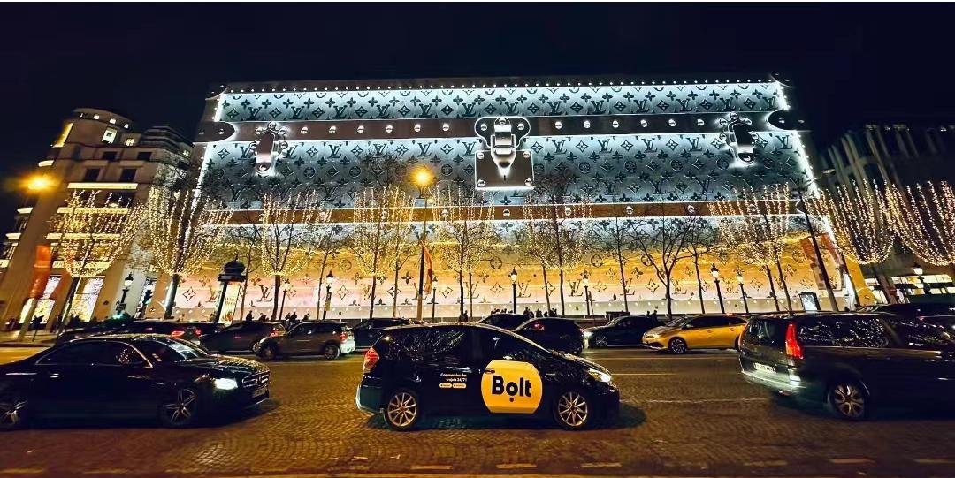 出“殡葬风”围挡，LV巨物营销赢麻了？