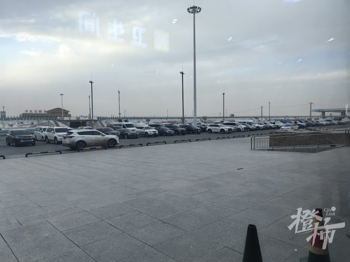 *疆新**旅游遭遇“风吹雪”！近千人在服务区打地铺过夜，上海姑娘向橙柿讲述被困沙漠腹地经历……