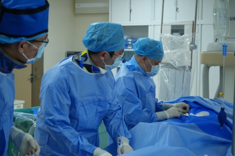 76岁老太突发心梗命悬一线！深圳禾正医院心内科专家两次介入手术解除危机