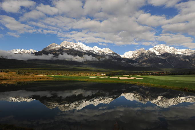 玉龙雪山高尔夫场风景,玉龙雪山高尔夫球场天气