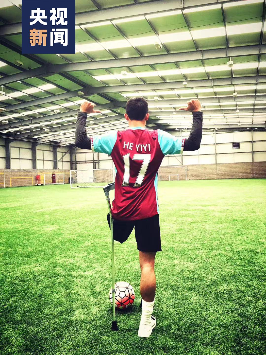 足球赛场上震撼人心的过人视频,足球场上单腿飞奔射门的他