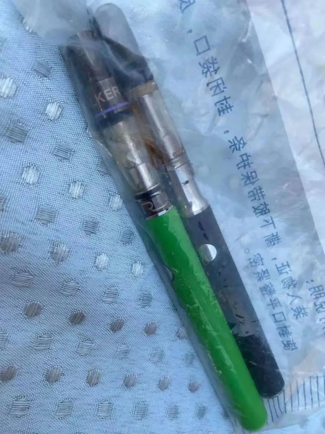 当女生被诱导抽烟,女生被强迫吸烟