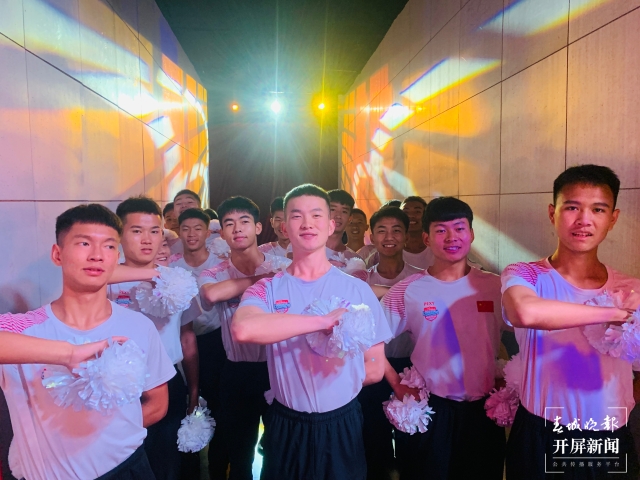 国外啦啦操男生版帅气燃爆全场,啦啦操达人秀