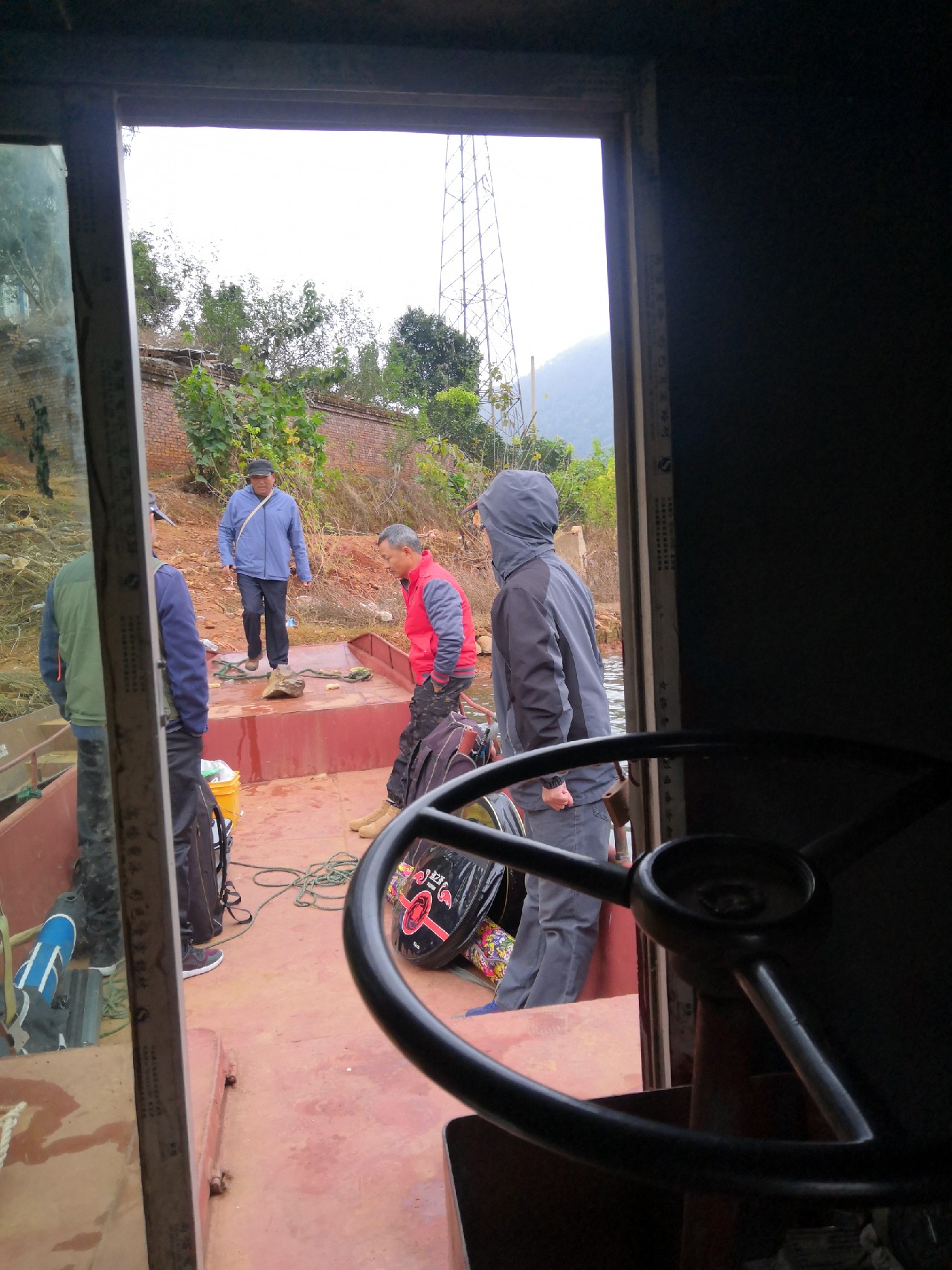 梅子姐这次选了没有打窝的钓位，渔获究竟如何呢