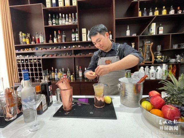 摇摇酒瓶轻松月入万元？首席调酒师告诉你，入行可没那么容易