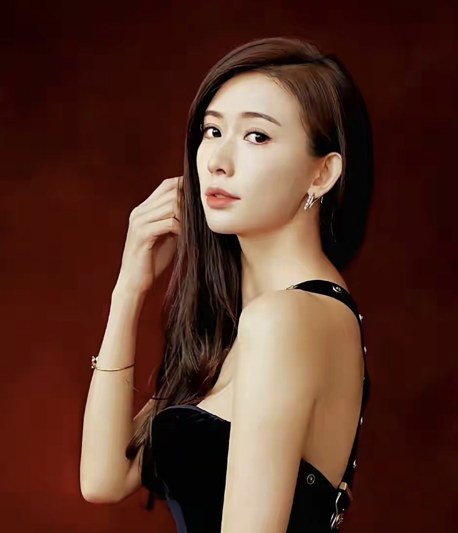 45岁林志玲身穿黑色蕾丝裙,46岁林志玲惊艳的照片