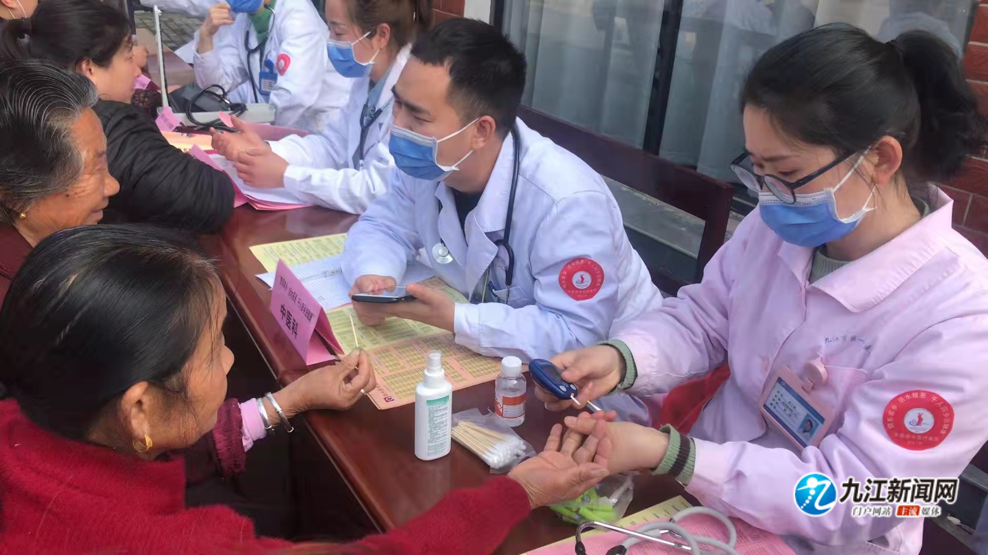 「全国最美家庭」胡海金家庭:“警察蓝”和“医护白”完美组合