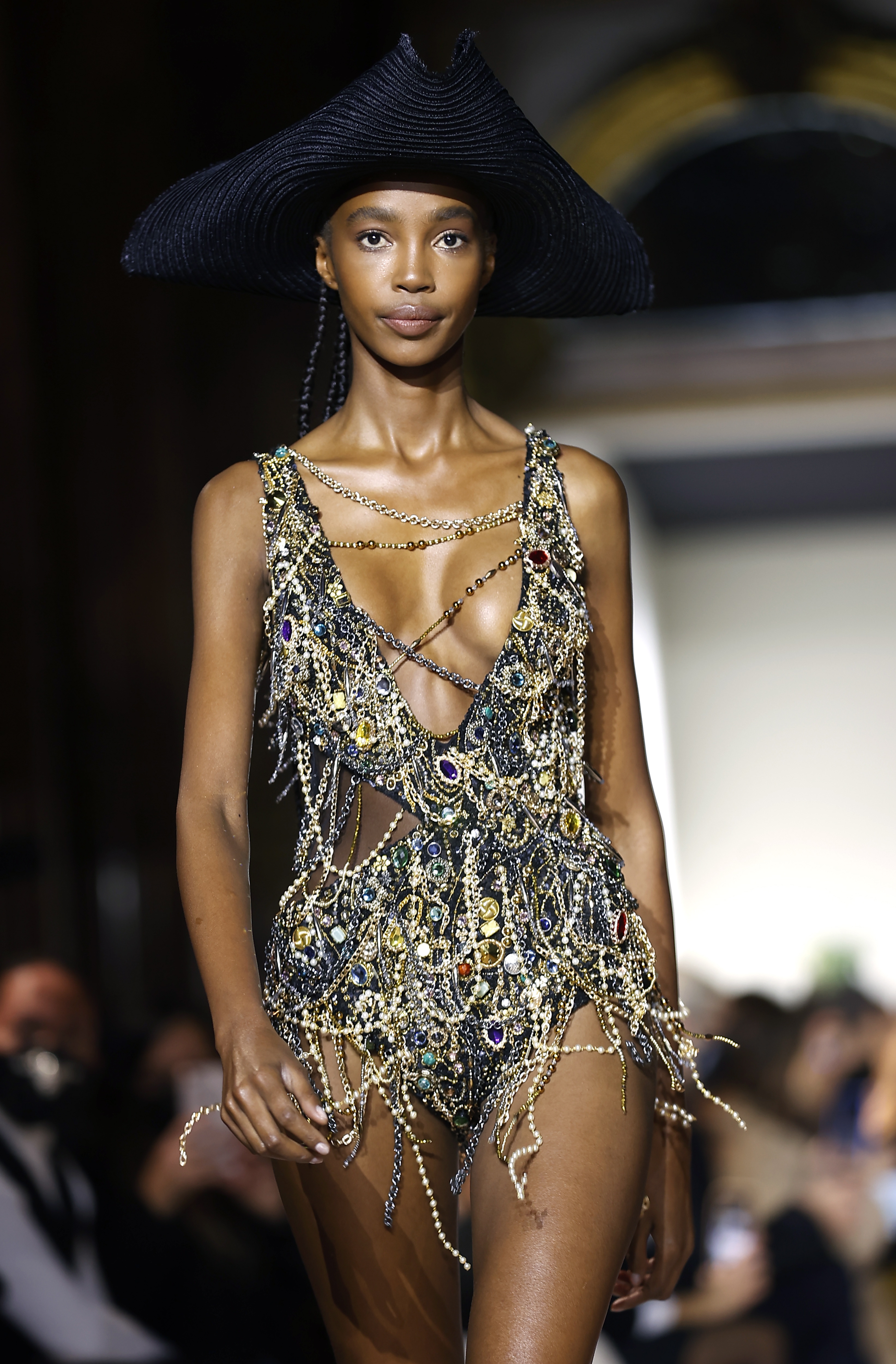 巴黎时装周jisoo服装全球首穿,巴黎高定时装周2024