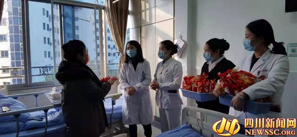 包饺子、送福袋……德阳市人民医院同病人热闹过新年
