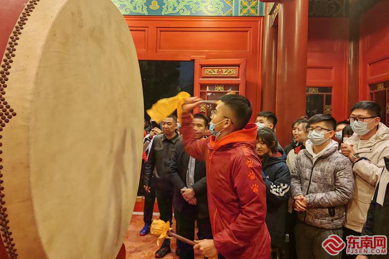 新春走基层李伟,新春走基层小山村里的项目热