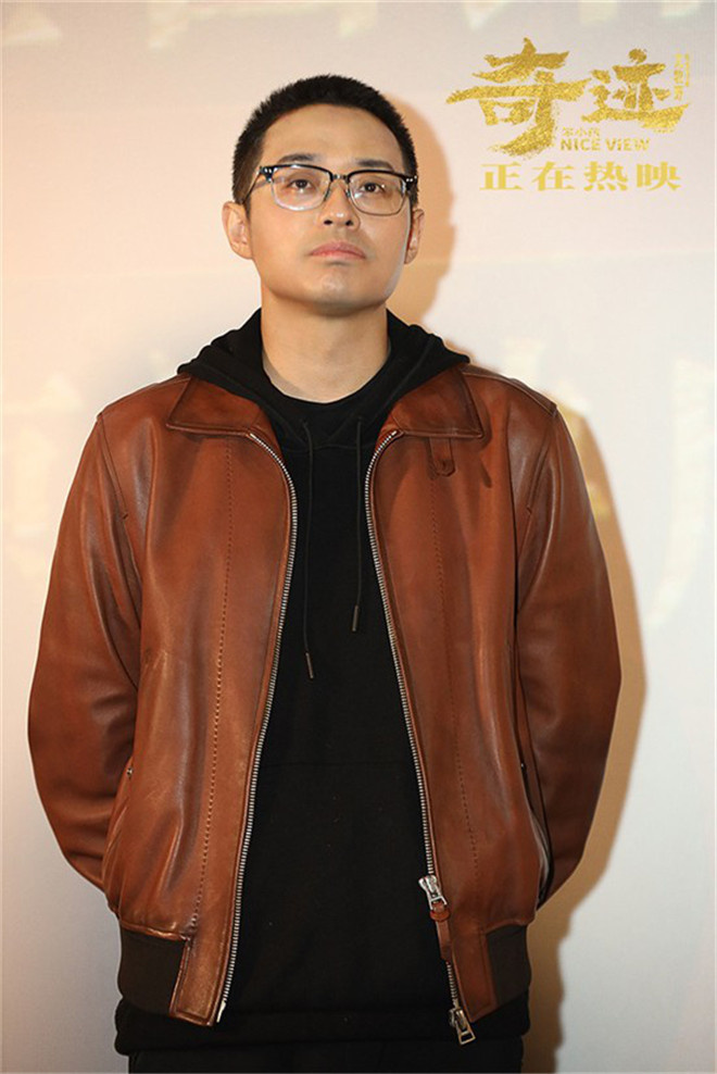 易烊千玺新闻联播领唱,易烊千玺长津湖发布会搞笑