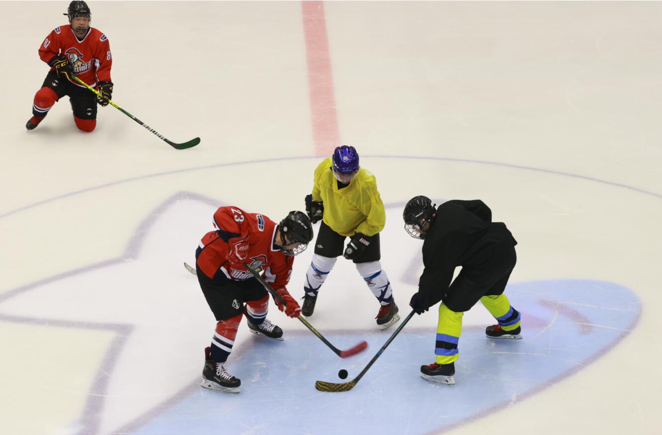 融媒·画像|在济南捡起“丢下”的冰球杆——冰球老男孩