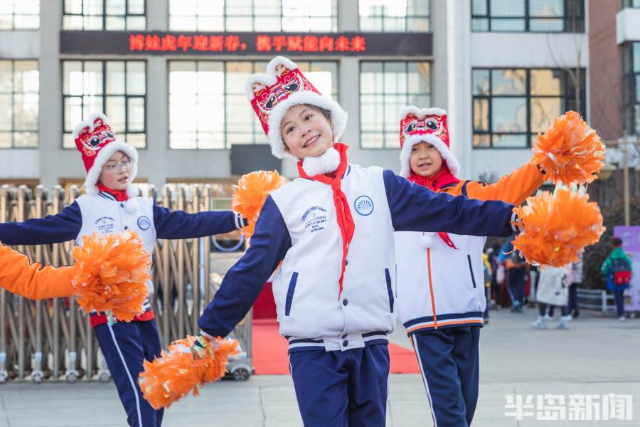 冰墩墩迎新生,冰墩墩迎开学