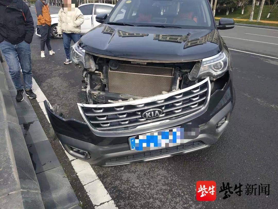 前车突然掉头后车撞上去算谁全责,违规掉头被撞负全责