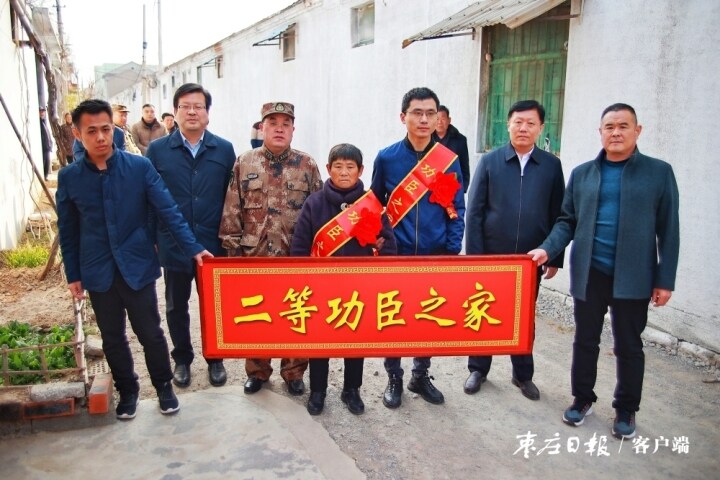 滕州市军人三等功喜报送到家,冠县为立功受奖军人家庭送去喜报