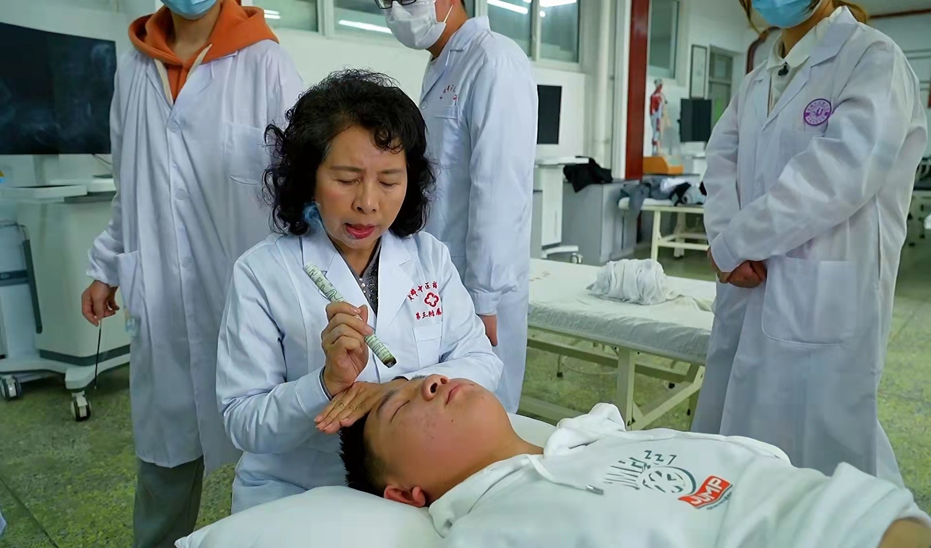 她的心意丨“扎针”39年的全国三八红旗手