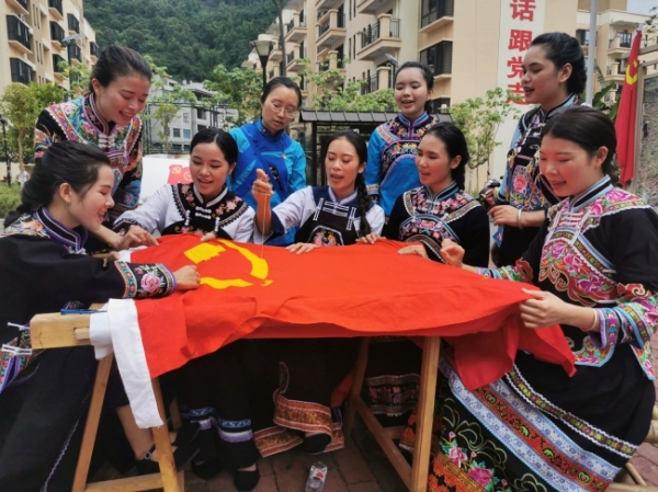 巾帼花开别样红的意思,巾帼花开