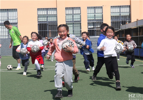 会泽县第二幼儿园：“少年足球”嗨起来