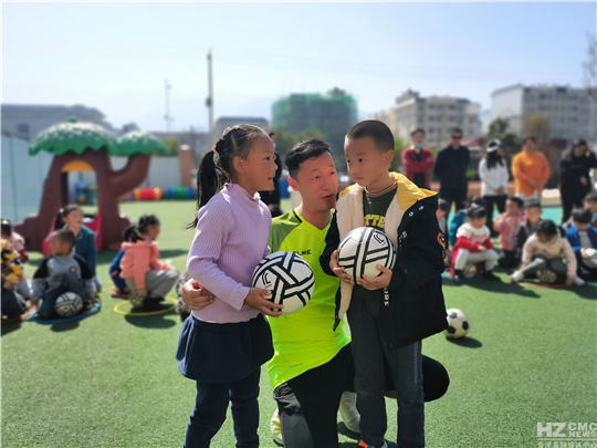 会泽县第二幼儿园：“少年足球”嗨起来