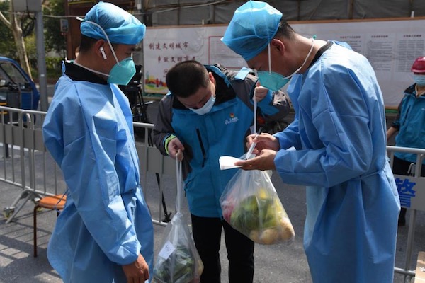 人员忙补位，蔬菜送上门，“巨鹿人”变身别样的“快递小哥”