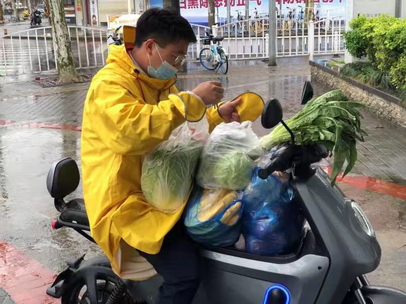 这群红马甲“叫得应”！房屋中介变身“免费跑腿”