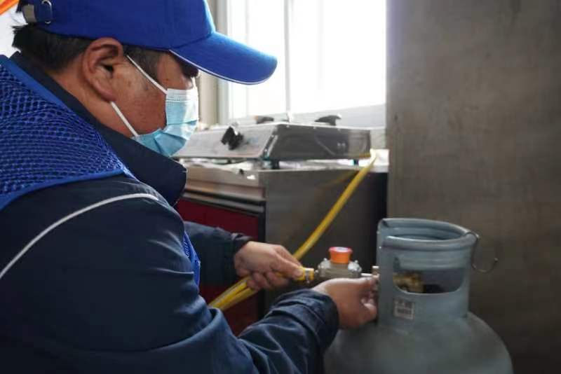 社区换燃气软管帮居民清理,居民燃气用户安全装置加装