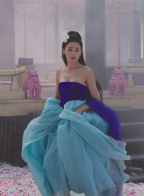 张天爱吊带红裙图片,张天爱惊艳吊带衫