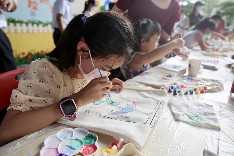 龙岗闪现“解烟杂货店”!限量版控烟主题文创只送不卖