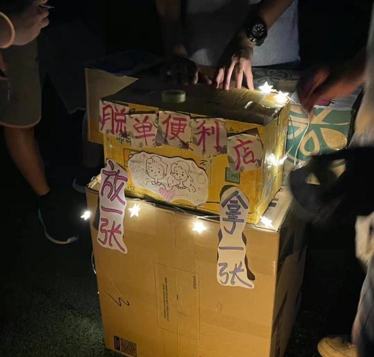 小学旁边摆摊一天能赚两千,小学门口摆摊的利润收入